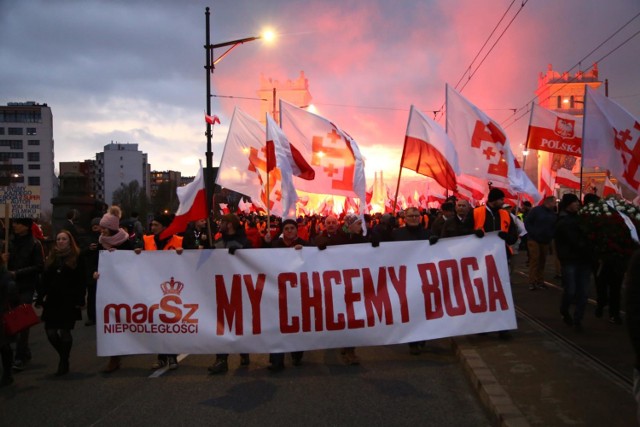 Decyzja prezydent stolicy, Hanny Gronkiewicz-Waltz o odwołaniu Marszu Niepodległości wzbudziła szereg pytań, wątpliwości i kontrowersji. Szybką reakcją wobec jej postanowienia wykazał się polski rząd, który w miejsce odwołanego Marszu Niepodległości, postanowił zorganizować własny pochód. Wciąż jednak niewiele wiadomo na temat zaplecza bezpieczeństwa "Biało-Czerwonego Marszu 100 lecia Odzyskania Niepodległości". Sytuacja jest na tyle absurdalna, że jedna z najważniejszych służb mundurowych w kraju...nie wie czy ma brać udział w ochronie zgromadzenia. Dalsza część artykułu poniżej.