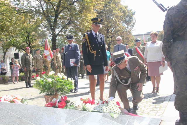 Pod pomnikiem marszałka Piłsudskiego - Święto Wojska Polskiego 15 sierpnia 2013 w Gliwicach.