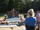 Nagrobek Krzysztofa Krawczyka na cmentarzu w Grotnikach koło Łodzi. Pomnik Krzysztofa Krawczyka stanął przed Wszystkimi Świętymi