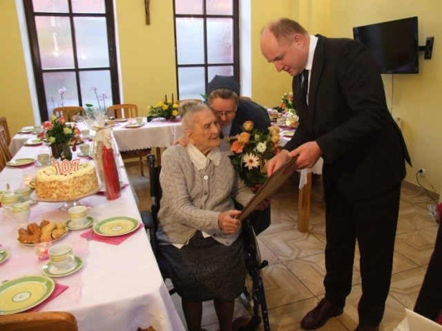 Mieszkająca w DPS Chełmno, a pochodząca z okolic Chojnic Elżbieta Rogala (na zdjęciach z poprzednich urodzin) kończy 110 lat! Marszałek województwa kujawsko-pomorskiego wyszedł z ciekawą inicjatywą. Przyłączycie się?