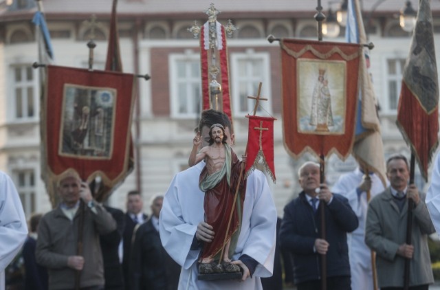 Trwają święta wielkanocne. Galeria zdjęć z procesji rezurekcyjnej u Bernardynów w Rzeszowie.