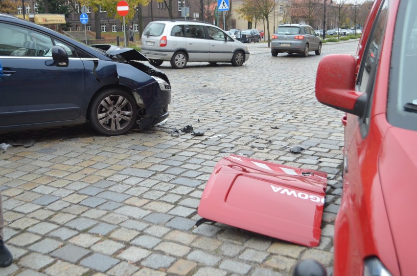 Zderzenie na skrzyżowaniu alei Wolności z Jedności...