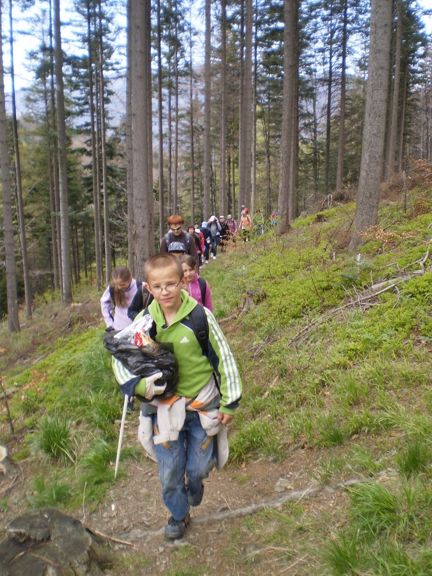 Młodzi turyści porządkowali szlaki w Korbielowie w ramach zlotu turystyczno-ekologicznego [ZDJĘCIA]