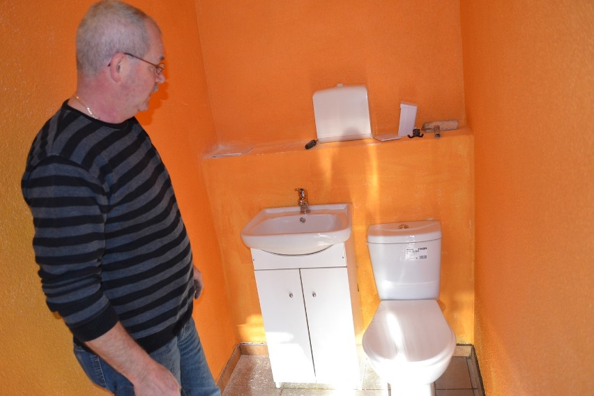 Czarna Dąbrówka: Sklepowa kamera obserwuje publiczną toaletę