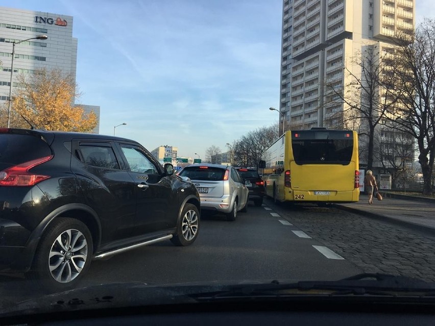 Stłuczka trzech aut na skrzyżowaniu ulicy Sokolskiej z...