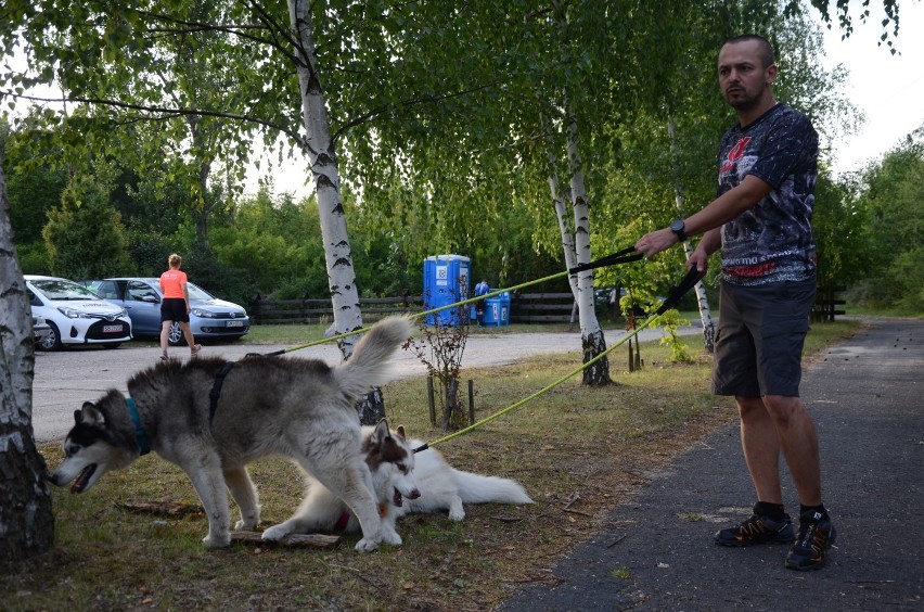 Rajd Dog Orient na górze Kamieńsk.Blisko setka uczestników wędrowała leśnymi ścieżkami kopalnianej góry [ZDJĘCIA]