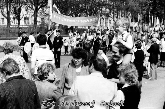 Pochody z okazji święta 1 Maja z lat 1987-88 w obiektywie Andrzeja Dąbka