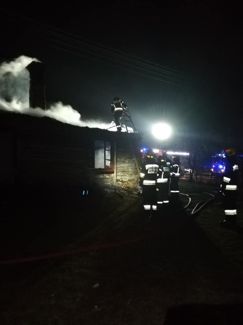 Pożar drewnianego budynku w gminie Wielgomłyny. Kolejne podlapenie [ZDJĘCIA]