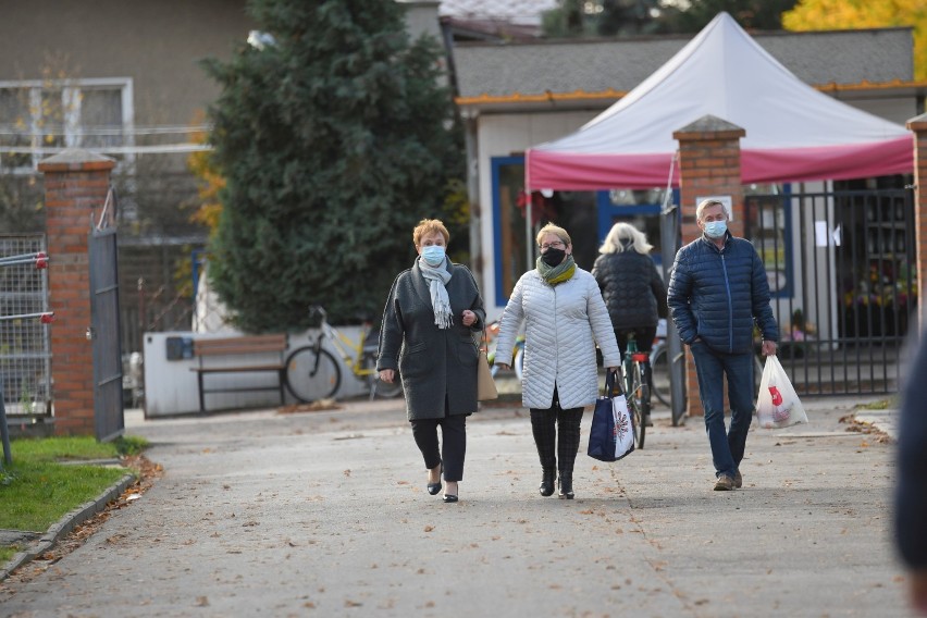 Cmentarz w Żarach pusty, chryzantemy można kupić tutaj jeszcze do 10 listopada. Miasto udekorowano chryzantemami odkupionymi od sprzedawców