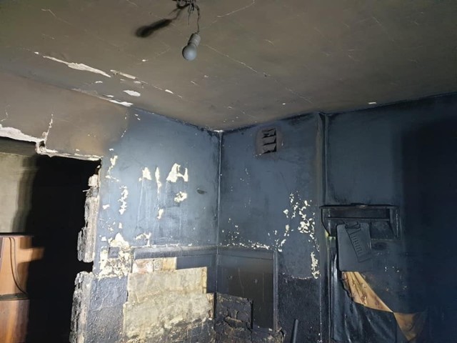 Do zdarzenia doszło w niedzielne popołudnie. Informację o pożarze w jednym z domów w miejscowości Zagaje (powiat świebodziński) strażacy otrzymali o godz. 15.41. 

Wiadomo, że pożar wybuchł w kuchni. Ogień doszczętnie strawił to pomieszczenie, co widać na zdjęciach. Ustaliliśmy również, że w jednym z pomieszczeń w domu ujawniono zwłoki. - Obecnie na miejscu prowadzone są czynności - powiedział nam w niedzielę asp. Marcin Ruciński, rzecznik świebodzińskiej policji.

Z naszych informacji wynika, że w domu mieszkał samotny mężczyzna.

Do zdarzenia zadysponowano 6 zastępów z JRG Świebodzin 4 zastępy OSP Lubrza  i OSP Zagaje.

- Przyczyny pożaru ustalać będzie policja pod nadzorem prokuratora - informuje świebodzińska straż pożarna.


