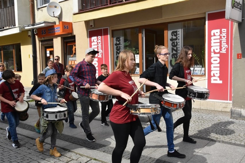 Parada perkusyjna Drum Battle w Legnicy.