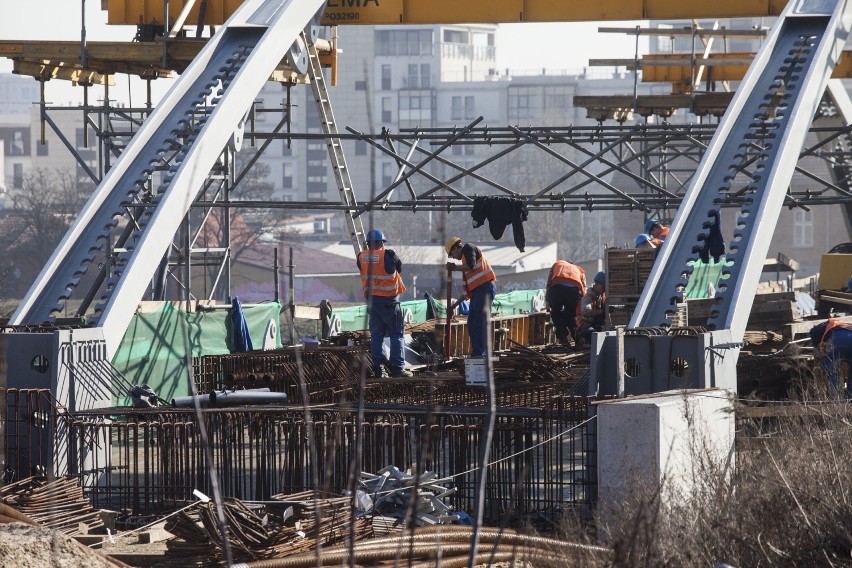 "Nowy most kolejowy rośnie w oczach. Budowa trwa po obu...