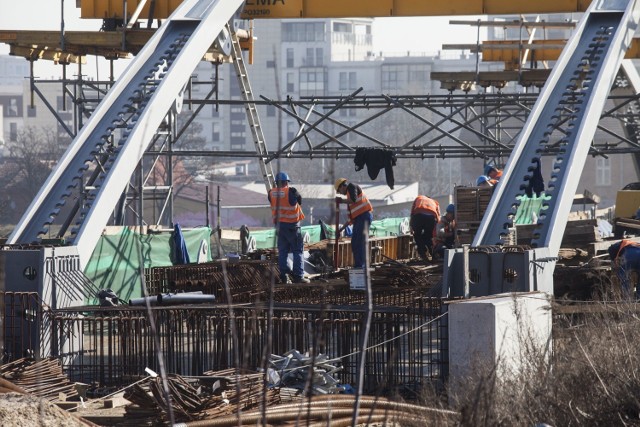 "Nowy most kolejowy rośnie w oczach. Budowa trwa po obu stronach Wisły. Wykonawca pracuje w ciągu dnia i w nocy" - informują w PKP PLK.