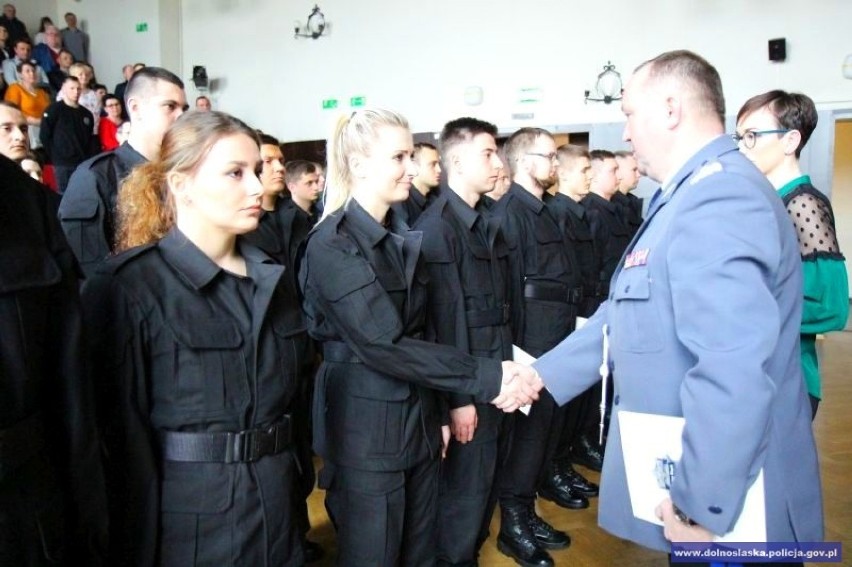 Ślubowanie nowych dolnośląskich policjantów. Dwóch funkcjonariuszy trafiło do Oleśnicy! (ZDJĘCIA)  