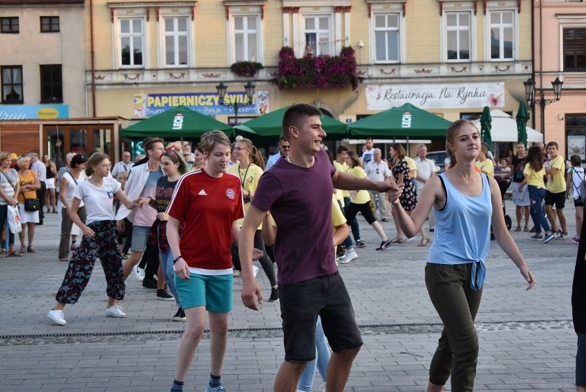 Rynek w Oświęcimiu zawirował z tancerzami podczas święta patrona