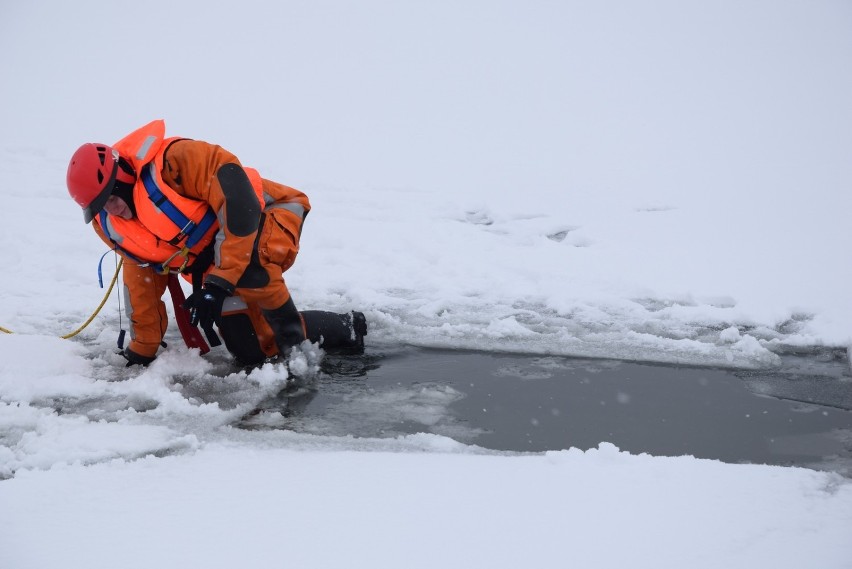 Kruchy lód na skierniewickim zalewie. Strażacy ćwiczą i ostrzegają [ZDJĘCIA]