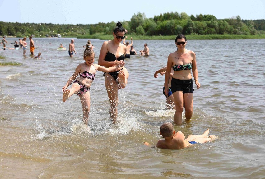 Tłumy nad Zalewem Cieszanowickim, interweniowała policja. ZDJĘCIA