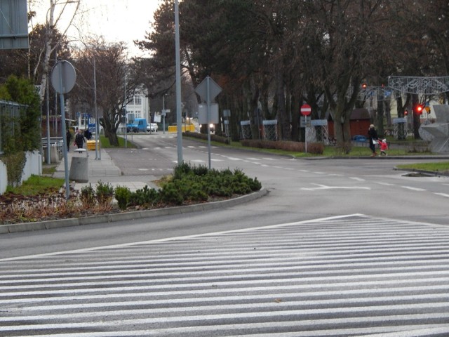 Plac Dąbrowskiego łączy się z biegnącą w kierunku morza ulicą Kopernika