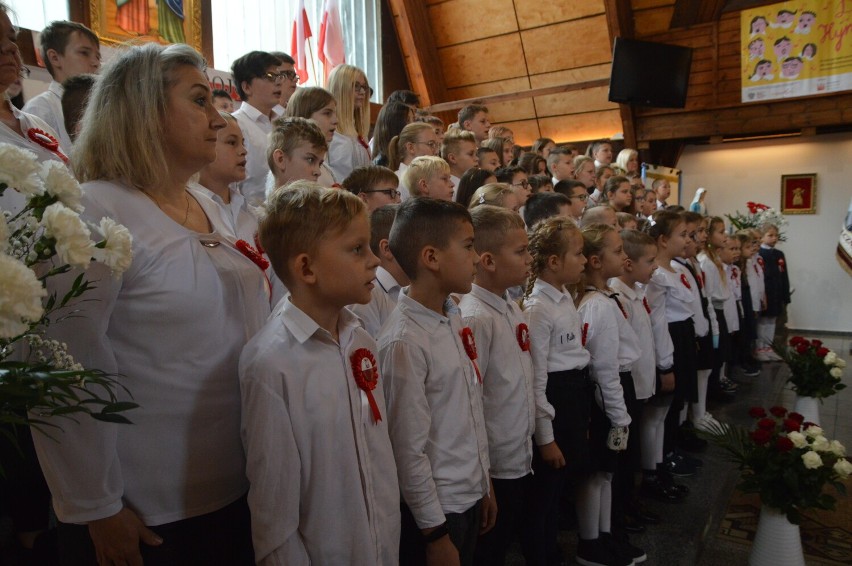 Do hymnu stanęli uczniowie Szkoły Podstawowej im. Mariana Rejewskiego w Stołcznie. Nagrodą główną w konkursie jest 20 tys. zł| ZDJĘCIA+WIDEO