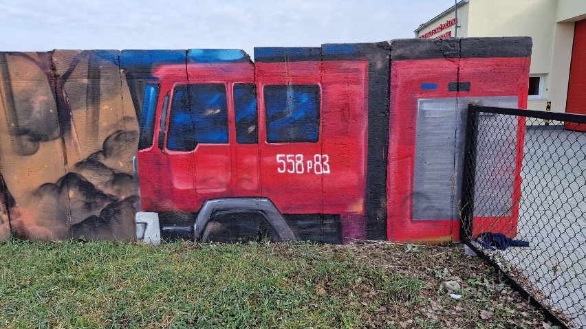 Mural, który ukazuje pracę strażaków. Można go zobaczyć przy OSP RW w Pile. Jednostka w tym roku otrzyma nowy wóz 