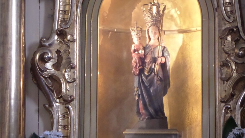 Figura Matki Boskiej Leśniowskie w głównym ołtarzu kościoła...