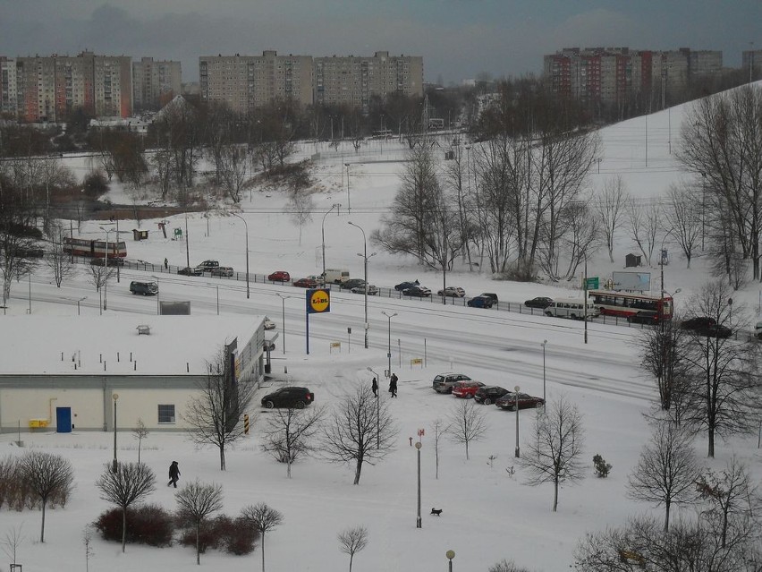 Sosnowiec: Zima zaskoczyła kierowców. Sparaliżowany ruch drogowy, uwaga - ślisko [ZDJĘCIA]