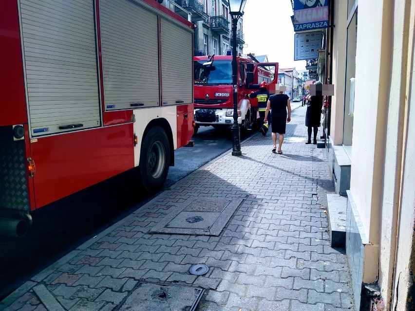 Pożar w kamienicy na Piekarskiej we Włocławku. Zapaliła się instrukcja obsługi zostawiona w piekarniku [zdjęcia]