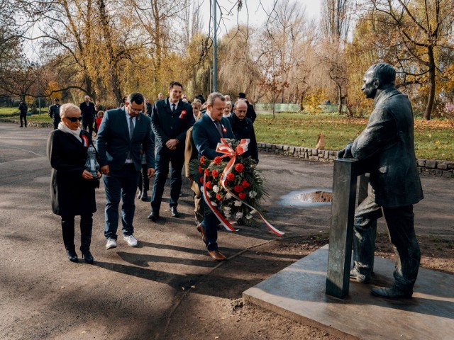 Kwiaty w miejscach pamięci i otwarcie wystawy poświęconym wybitnym postaciom z historii Zagłębia - tak Sosnowiec świętował Dzień Niepodległości. Zobacz kolejne zdjęcia. Przesuwaj zdjęcia w prawo - naciśnij strzałkę lub przycisk NASTĘPNE