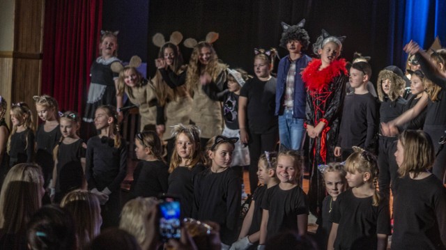 Młodzi aktorzy z Teatru Akcja wystąpili w Młodzieżowym Domu Kultury w Inowrocławiu