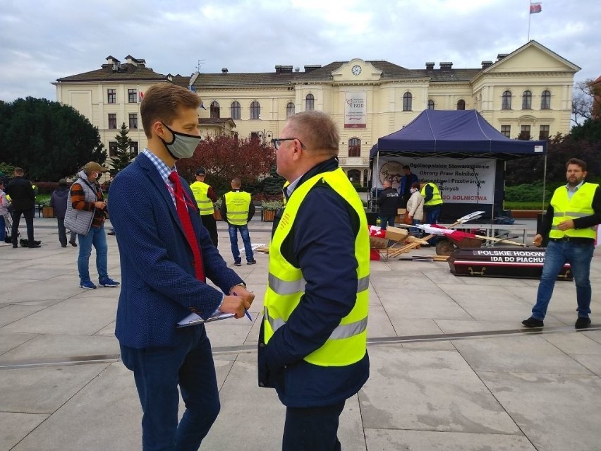 Trwa protest rolników w Bydgoszczy. Nie chcą tzw. piątki dla zwierząt, idą do posłów i senatorów [zdjęcia]