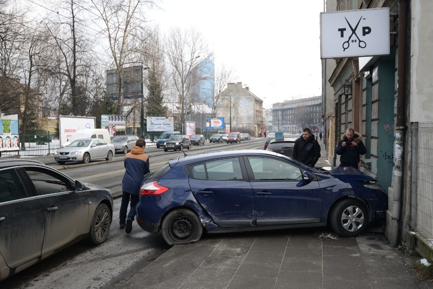 Kraków. Wypadek na ul. Grzegórzeckiej. Samochód wjechał w salon fryzjerski [ZDJĘCIA]