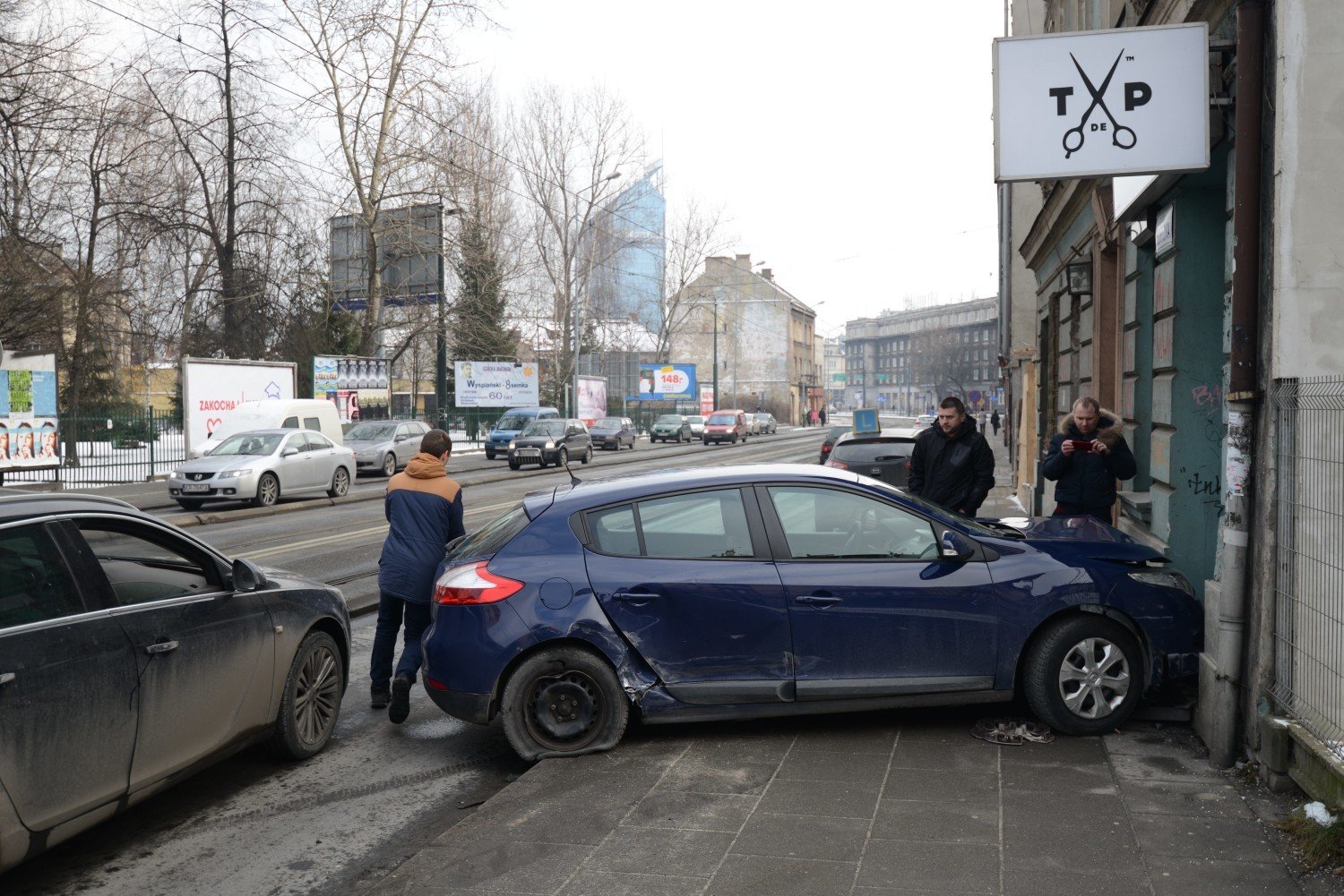 Kraków. Wypadek na ul. Grzegórzeckiej. Samochód wjechał w