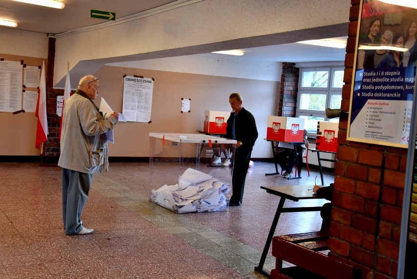 Wybory samorządowe 2018 w Sosnowcu. Mieszkańcy oddają głosy w swoich obwodach