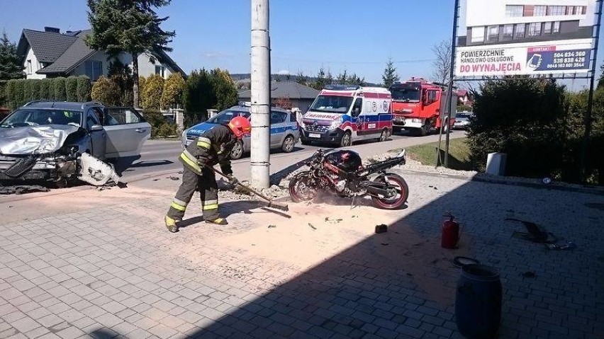 Motocykl i samochód zdruzgotane. Zderzenie na Papieskiej [ZDJĘCIA]