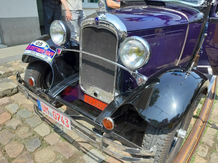 Rajd zabytkowych aut. Motoryzacyjne perełki w Szczecinie [WIDEO, ZDJĘCIA]