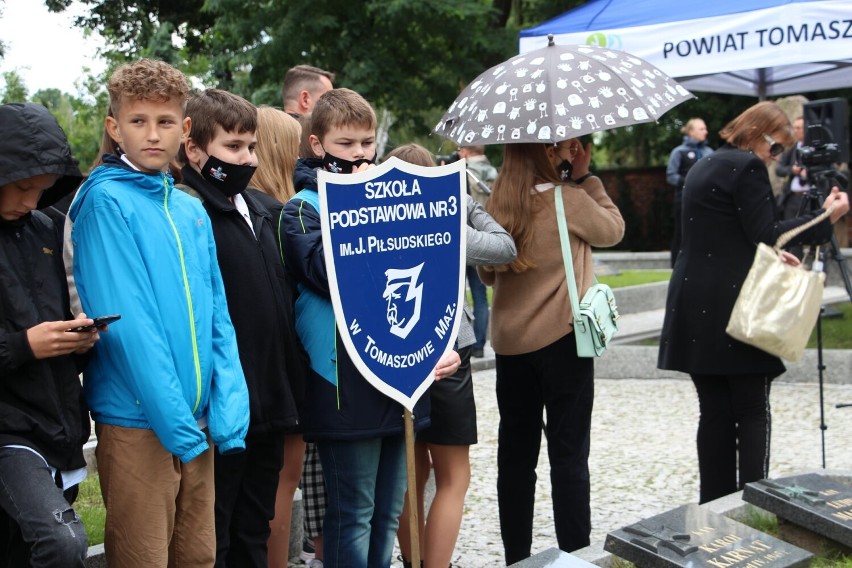 Obchody rocznicy wybuchu II wojny światowej na cmentarzu wojennym w Tomaszowie [ZDJĘCIA]