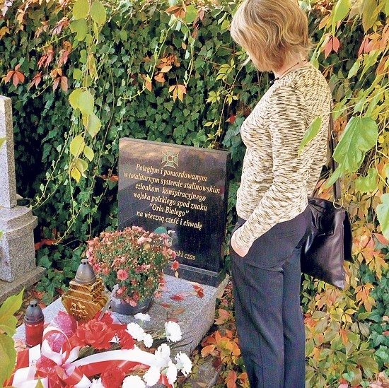 Pod murem wieluńskiego cmentarza istnieje tylko symboliczna mogiła żołnierzy KWP