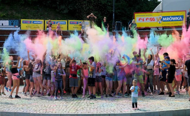 W sobotę na Zniesieniu w Przemyślu odbyła się 2. Eksplozja Kolorów. To popularna zabawa polegała na wyrzucaniu w górę kolorowych proszków Holi, które tworzą wielką barwną chmurę. Ich nazwa pochodzi od hinduskiego święta radości i wiosny. Święto to, obchodzi się przede wszystkim w Indiach, Nepalu i innych regionach świata z populacji Hindusów.

ZOBACZ TEŻ: Przemyśl w liczbach. Zobacz ilu jest mieszkańców, kobiet, mężczyzn, szkół, przedszkoli
