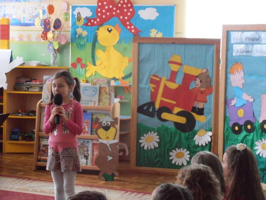 Recytująca Maja i śpiewający telegram w Przedszkolu Słoneczne