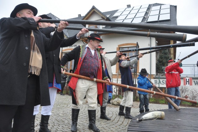 Chmielno - sygnałami na bazunach powitali Nowy Rok