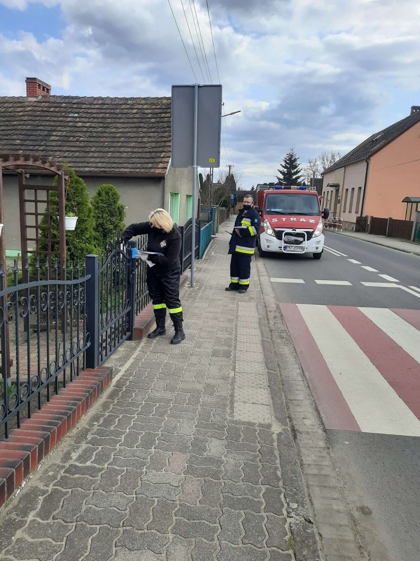 Gmina Zbąszyń: Strażacy z Nądni roznosili ulotki informacyjne na temat profilaktyki oraz szczepień przeciwko COVID-19