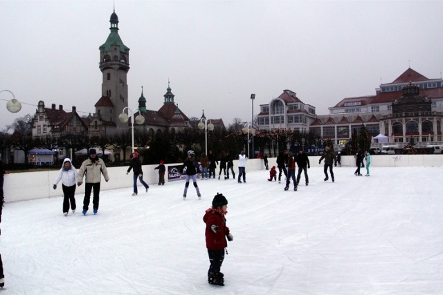Lodowisko w Sopocie jest jedną z zimowych atrakcji w Sopocie