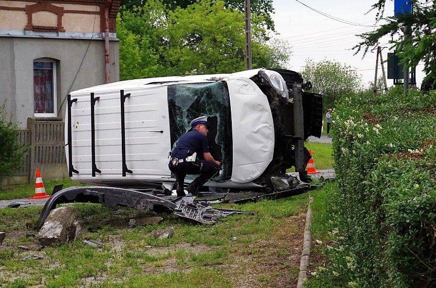 Wypadek w Jaśkowicach Legnickich. Samochód wylądował na boku [ZDJĘCIA]