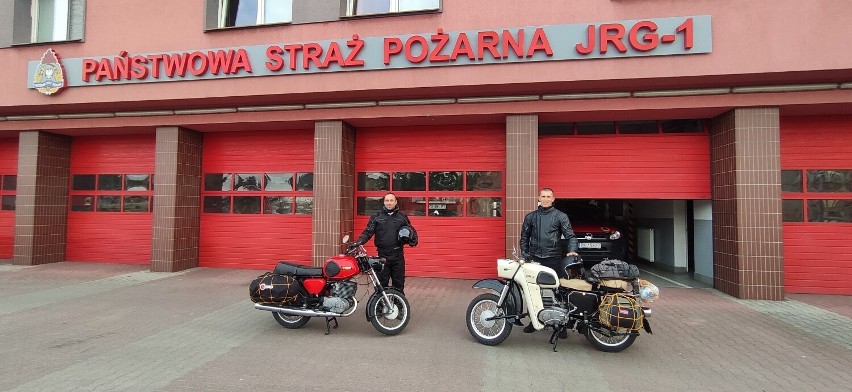 Dwóch kaliskich strażaków ruszyło w daleką wyprawę na…50-letnich motocyklach. ZDJĘCIA