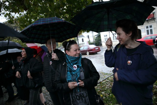 Ogólnopolski strajk kobiet w Piotrkowie - uczestnicy zbierali podpisy pod projektem ustawy "Ratujmy kobiety"
