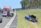 Wypadek na S5 pod Lesznem. Kierowca wypadł z drogi i wjechał do rowu [ZDJĘCIA]