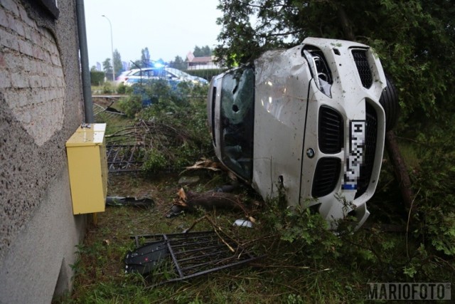 Tak zakończył jazdę kierowca BMW.