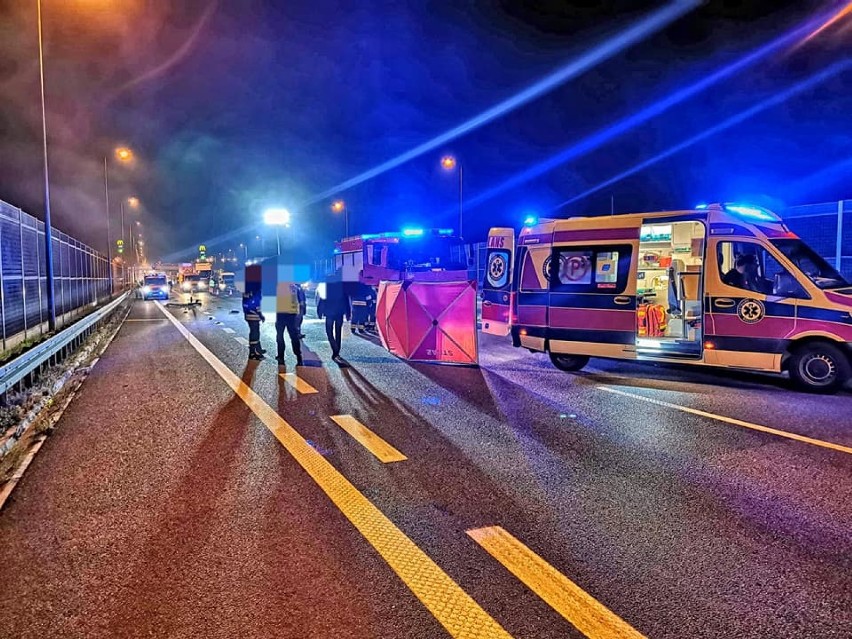 Stanisławice. Tragiczny wypadek na autostradzie A4. Samochód osobowy wbił się w naczepę tira. Nie żyje 39-letni kierowca [ZDJĘCIA]