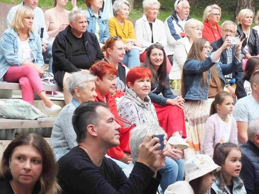 Koncert rockowy w starachowickim Amfiteatrze. Dominowali... starsi widzowie. Zobacz zdjęcia