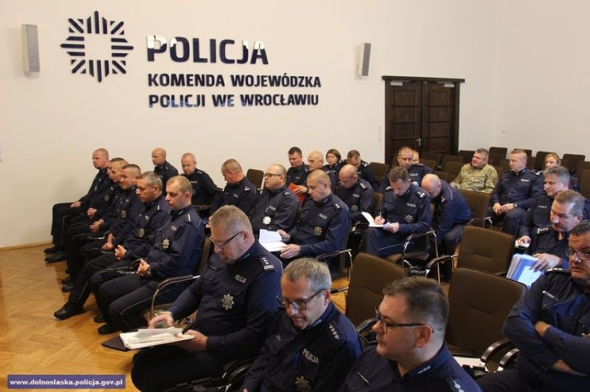 Policjant z Głogowa jednym z najlepszych oficerów dyżurnych w województwie